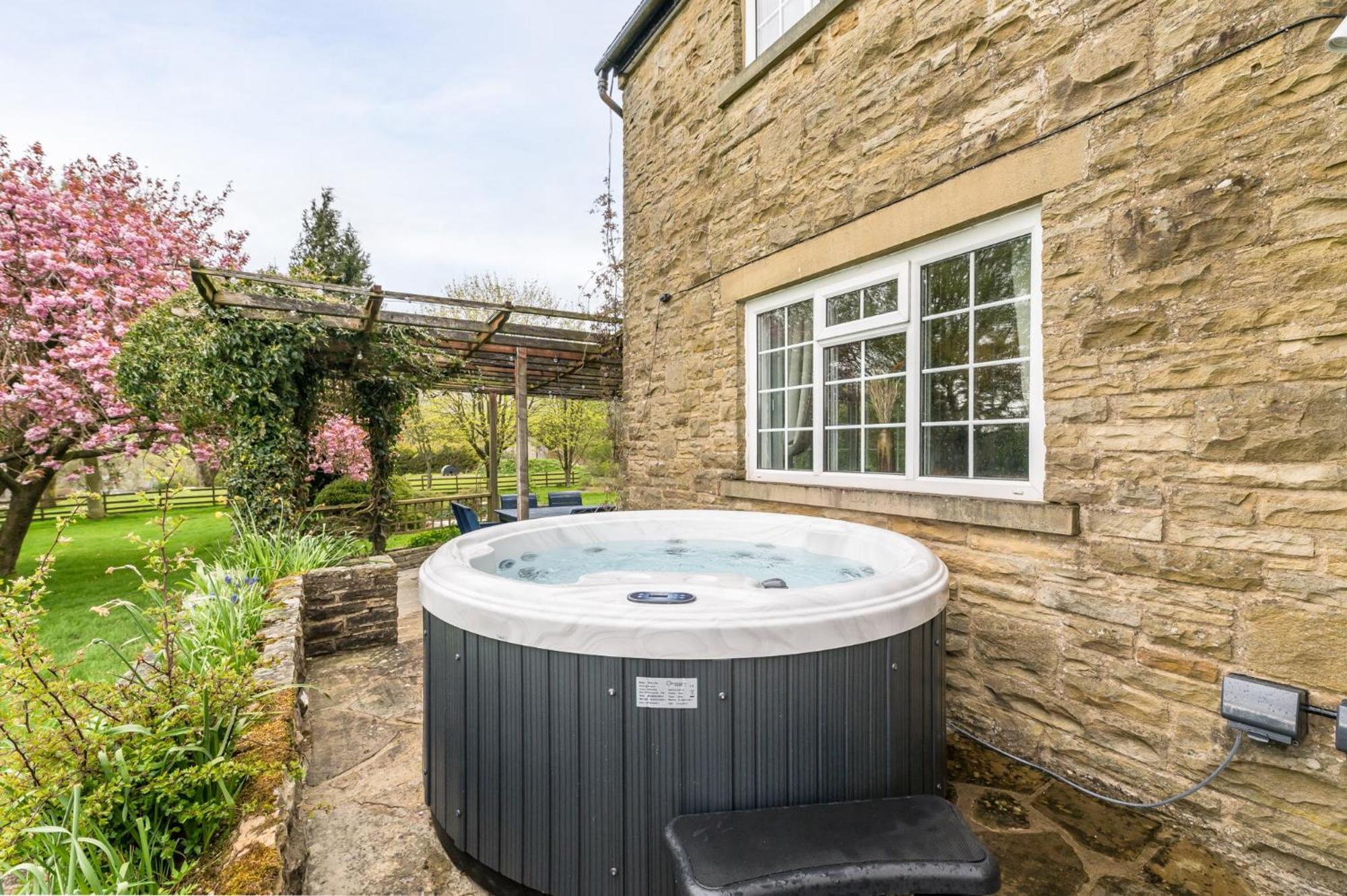 Central Malham Wellbeing Escape With Hot Tub Sleeps 8 Eksteriør billede