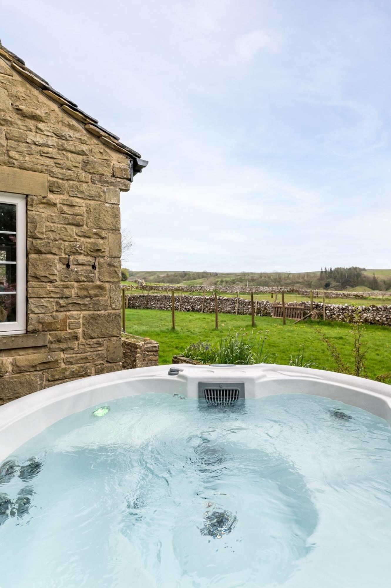 Central Malham Wellbeing Escape With Hot Tub Sleeps 8 Eksteriør billede